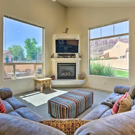 Moab Townhome With Pool Access And Stunning Mtn Views!
